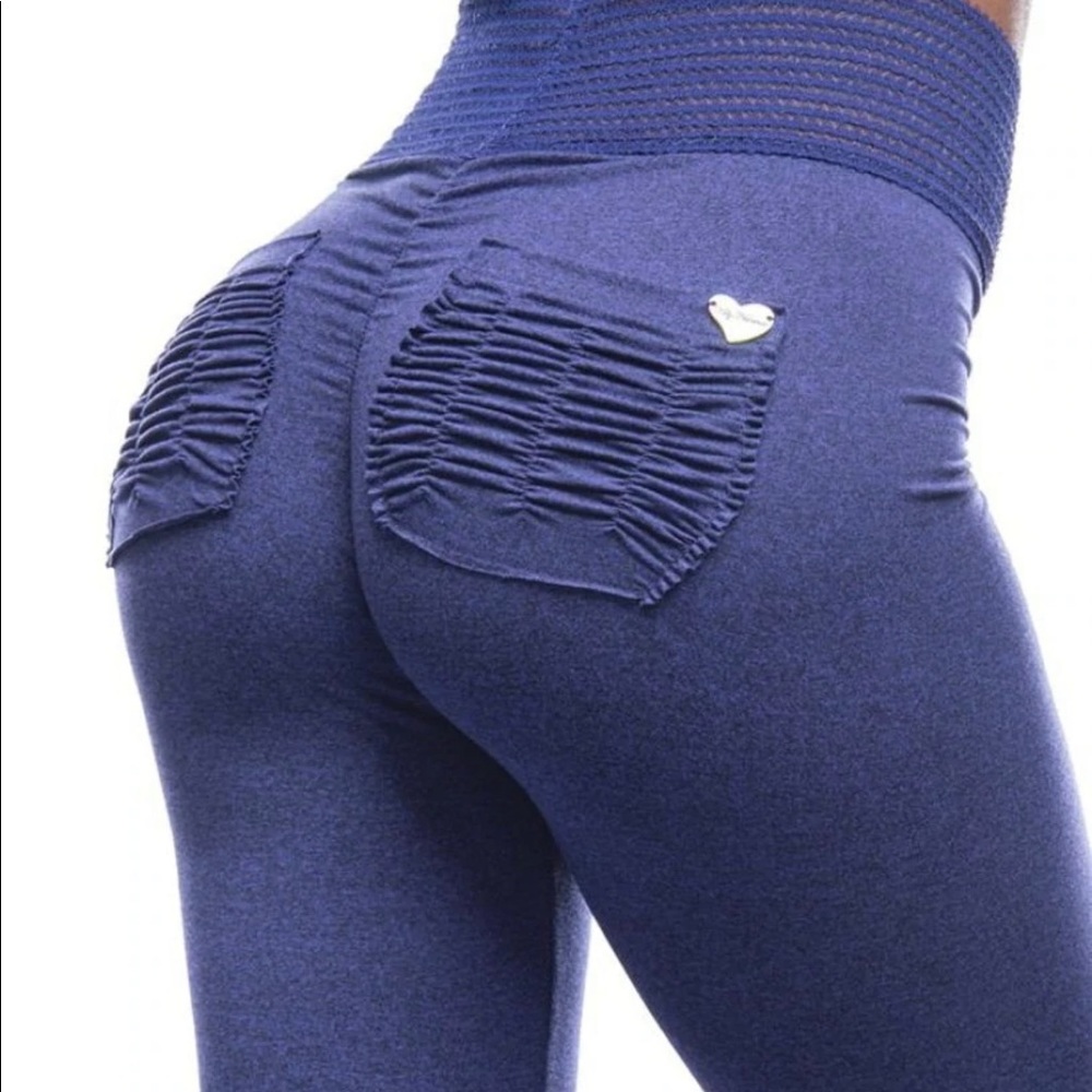 Cute booty lunge scrunch